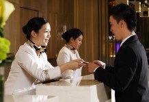 在旅館擴充榮景背後