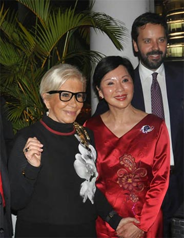 黃總裁與歐洲時尚品牌fendi創辦人，Anna Fendi於吉隆坡洽商合影。