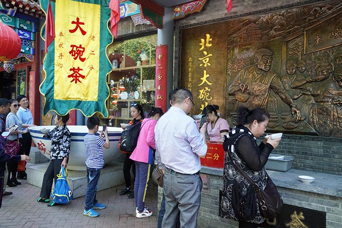 老舍茶館保留了創始人尹盛喜於1979年創立的「老二分」茶攤。