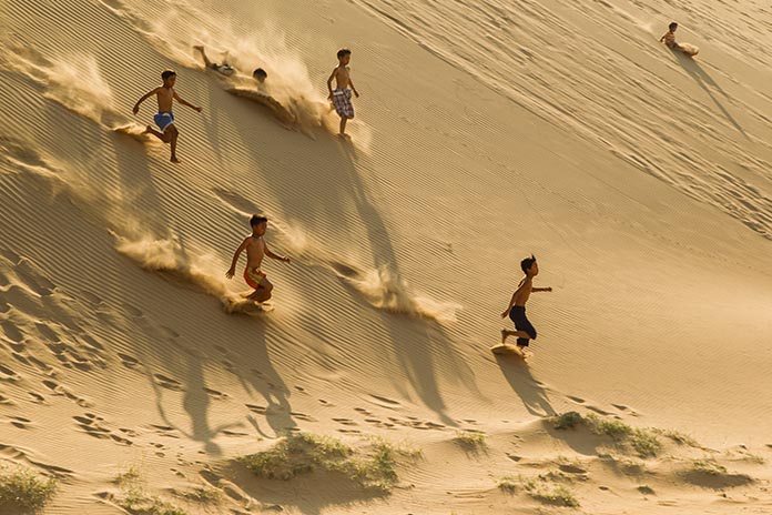 南剛沙丘不論是沙脊的曲線，或是沙痕的蜿蜒，甚至整個沙丘的斜度，都有它獨特的魅力。一大群飆沙的孩童們，上下來回奔跑，似有著耗不完的體力。
