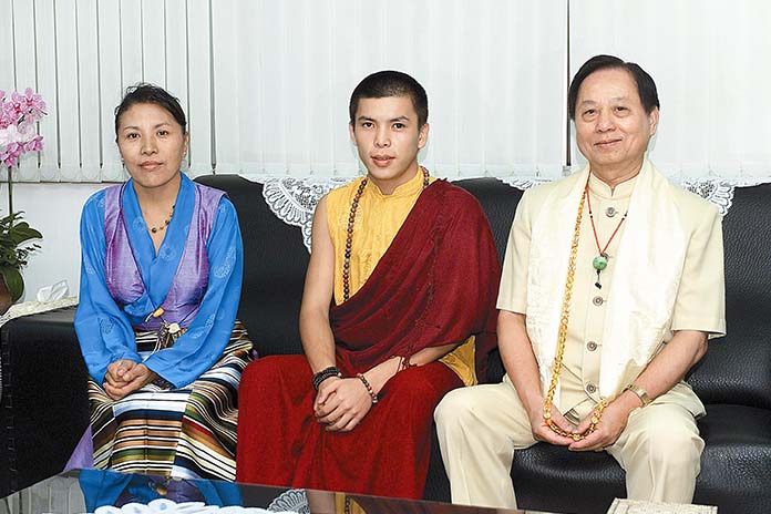 菩曼仁波切（中）到台灣禪宗佛教會拜會久別十四年的妙天師父（右），左為仁波切的母親。