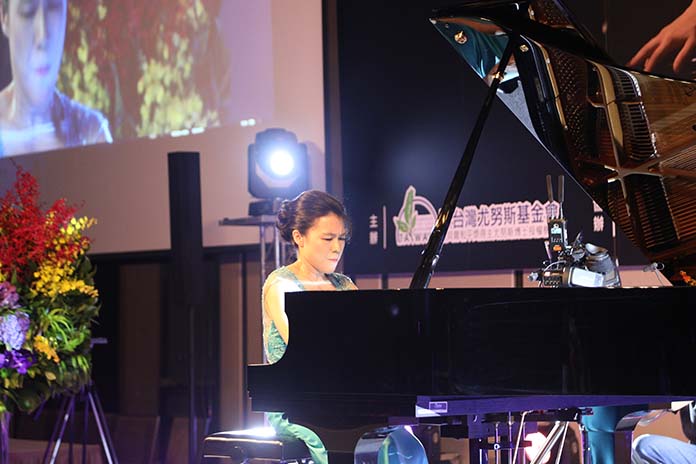 鋼琴演奏家胡瀞云不僅獨善其身更兼善天下，經常參與公益演出，圖為2020年與尤努斯金金會共同舉辦的慈善音樂會。