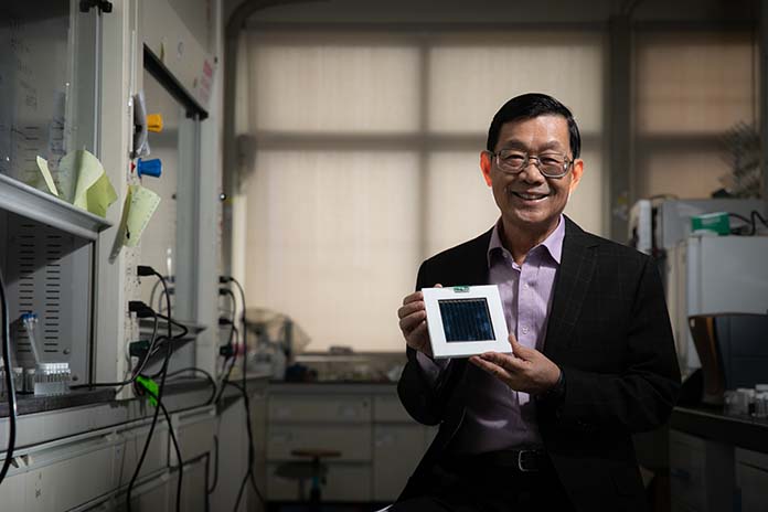 許千樹教授展示實驗室所開發的有機太陽能電池。