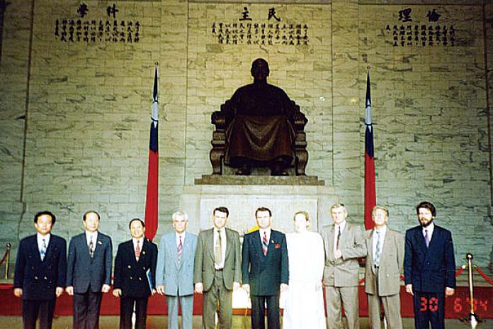 1994年06月29日悟覺妙天禪師接待俄羅斯國會議員訪華團。