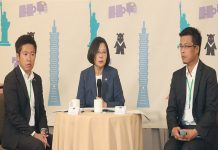 總統出訪首次在美國和媒體茶敘 莫健作陪