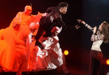 容祖兒李克勤展高難度動作 作狀吻下去