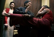 熊黛林站在甄子丹背後閃躲 已嚇至繃緊