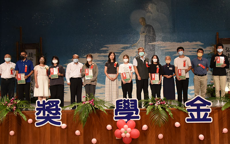 台南慈濟10月29日頒發新芽獎學金，阿辰(右一)獲得「學習領域獎」。(圖為慈濟基金會提供)