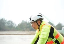 一日北高/阿伯初四了!柯文哲單車騎錯163縣道 凌晨3時才到 圖/直播翻攝、民眾黨提供