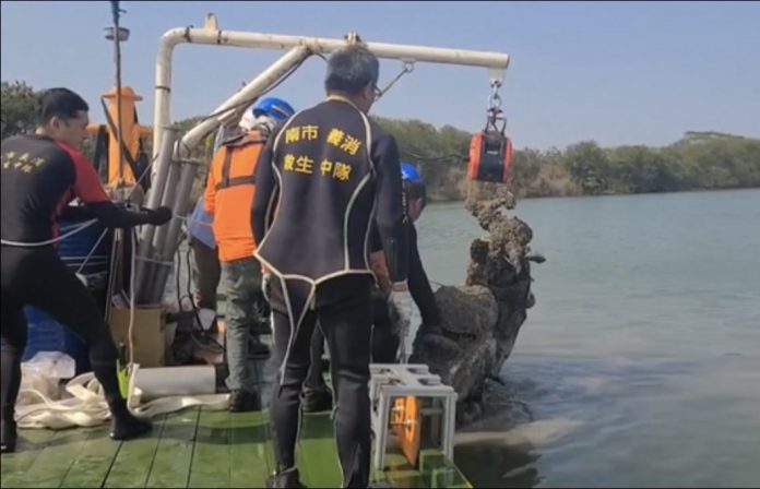 主圖圖說 警方在曾文溪打撈出88槍槍擊案作案機車。 （圖/記者陳聖璋翻攝）