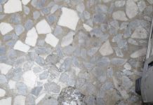 獨家/台中市第三分局爆槍聲?疑高層下封口令?! 爆料者指出,這是本起槍枝走火後,子彈射擊地面後的彈孔痕跡,可以明顯看得出來是一個非常新的彈孔。圖/爆料者提供