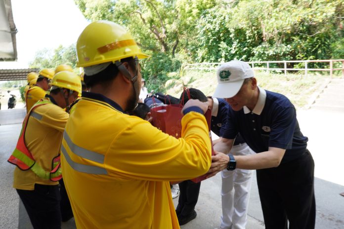 1725263789436 慈濟顏博文執行長(右一)慰勞台鐵花蓮段搶修人員辛勞,圖為臺鐵崇德站。(圖為慈濟基金會提供)