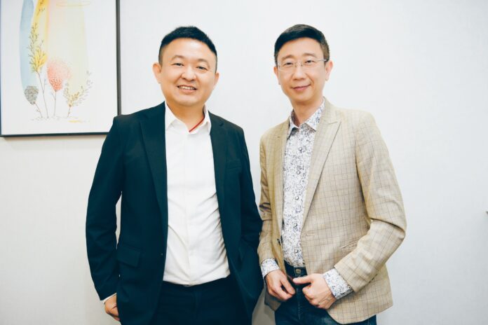 台灣在地模具廠由負責人李皇家(左)與總經理林泓宇(右)攜手打造「允盛U+」，成為生技產業新一代「優克李林」，他們以體驗行銷策略，在健康食品市場佔一席之地。業者提供