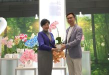 日本臺灣形象展紅不讓 東京都小池知事連連稱「讚」 貿協董事長黃志芳(右)致贈東京都知事小池百合子象徵臺日友誼的日本國旗蝴蝶蘭。(貿協提供)