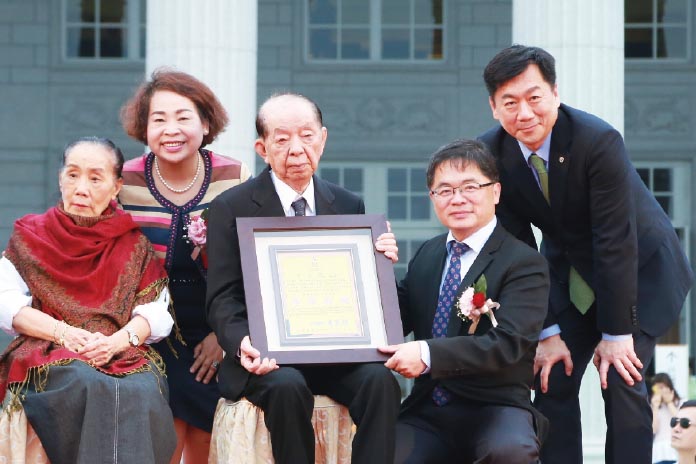 許文龍先生（中）榮獲卓越市民表揚。圖／台南市政府