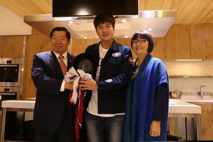 暖男藝人李易愛用MIT大古鑄鐵鍋 大展身手秀廚藝