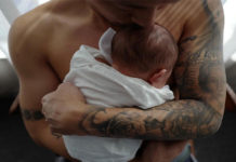 余文樂變曬娃魔人 溫柔抱子展強勁臂彎