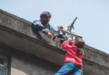 郭書瑤吊掛樓頂驚險逼真 堪稱苦命女主