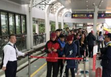 通車首日 淡海輕軌人潮擠爆