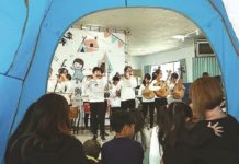 帳棚內表演 澎湖家扶音樂會慶耶誕