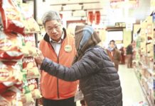 台電大巴接送辦年貨 長輩心暖暖