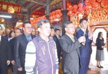 參拜城隍 澎縣長祈求停車場善盡其用