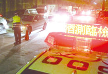 醉不應該!酒駕自撞飛越對向車道,南港警依法送辦!