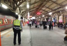 顧警員安全 車站執勤配辣椒水穿防彈背心