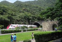 光暉十月鐵道遊 郵輪式列車行程啟動