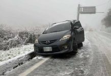 合歡山持續低溫下雪 民眾汽車滑起來