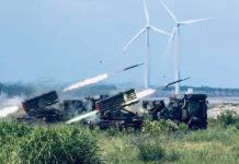 雷霆2000多管火箭九鵬基地實彈射擊 部份火箭未離架殉燃