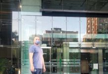 抗議輕罰周玉蔻 楊植斗赴NCC潑綠漆警方留置做筆錄