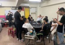 娃娃機店二樓藏「德撲女荷官」 警死守一夜逮近百萬賭資