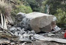 巨石深夜掉落砸濟公廟 三峽74歲廟公驚險逃生