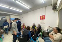 影/妙齡女檳榔攤開「妞妞」賭場 賭客全遭逮哭喊「我的老公、女兒都被抓走了」 圖/翻攝畫面、警方提供