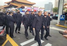 跨年夜前夕警方逮人!竹聯幫堂主告別式4名通緝犯遭扭送 圖/翻攝畫面、警方提供