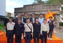 替代役備役男納全民防衛 內政部:未來明定戰時應變勤務、加強演練 陳宗彥次長與社區營造專長替代役男合影。圖/內政部