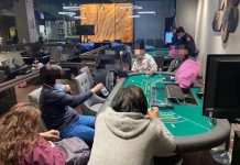 台北信義區「撲克協會」假比賽、真賭牌 近2.5億籌碼還私下疏散賭客遭逮 圖/警方提供、翻攝畫面