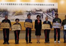 道路養護行人無障礙評比 台北優等新北、桃園等甲等 內政部主任秘書張琬宜道路考評貢獻獎合影。圖/內政部