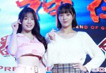 樂天桃猿隊挺進總冠軍賽 樂天女孩現身府前廣場與球迷一起加油 圖/石雨鑫攝,樂天女孩熊霓(左)參加話神傳宣傳