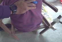 影/台東老婦昏迷卡椅縫 警急中生智用鐵鎚救人一命