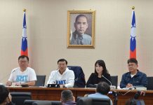 全民發現金/巧立法律名稱歌功頌德 林思銘籲民進黨停止秀下限 國民黨立委林思銘(右)對歌功頌德的法律名稱大有意見,呼籲民進黨停止秀下限,好好的把超徵稅款還給全民。圖/林思銘辦公室提供