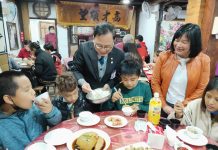 扶輪社招待 那瑪夏小學生暢遊苗栗 那瑪夏民權國小城鄉交流大快朵頤客家美食。圖/談曉泉攝