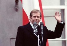 鬧劇、可改革性與世界的未來 Farce, Reformability, and the Future of the World 1989年12月29日哈維爾於天鵝絨革命(Velvet Revolution)中當選捷克斯洛伐克總統,在總統府接受群眾歡呼。 (照片出自哈維爾圖書館基金會(Václav Havel Library Foundation)網頁)