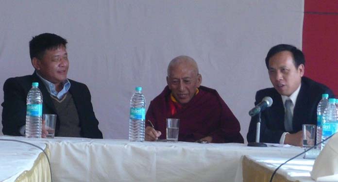 2009年3月率全球民運參訪團訪問印度達蘭薩拉，參加藏人流亡50周年紀念活動 西藏流亡政府司政邊巴次仁（當時為議長）、西藏流亡政府總理桑東仁波切、本文作者。圖／秦晉博士提供