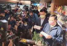 缺蛋危機/大官出巡蛋架全滿 李貴敏斥大內宣欺騙民眾 圖/何豪毅攝