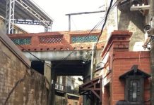 鹿港古城怪事多(下) 前現代主義風格建築的十宜樓設有天橋與三間房屋連接相通(楊正寬)