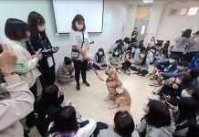 「AI的亞大」成果展 引導準大學生選填志願 亞大職能治療系開設全國唯一「動物輔助治療」專業課程。圖/亞洲大學提供