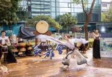 明池湖畔劍出過招 音樂武術舞蹈英雄會 2023明池水劇場「池中劍II-英雄會」融合武俠鼓樂與肢體律動的視聽覺饗宴。圖/力麗觀光提供