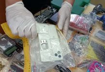 高雄警方肅槍毒行動 竟查獲iPhone造型手槍 圖/翻攝畫面